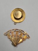 2 yellow metal gold charms, a fan and a hat, 2.52s