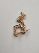 9ct yellow gold 'Trojan Horse' charm, marked 375 4.86g