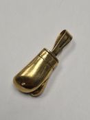 9ct gold pendant in the form of a boxing glove, marked 375, 4.5cm, 19.33g
