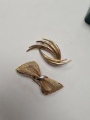 2 Decretive 9ct gold brooches, both marked 375, the largest 5.5cm, 10.3g