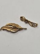 9ct yellow gold brooch in the form of two leaves, marked 375, 4cm and a 9ct yellow gold pretty brooc
