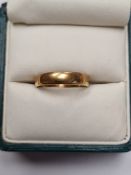 22ct gold wedding band, size O, marked 22, maker S&B 3.27g