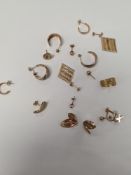 Quantity of 9ct and yellow gold earrings, to incl. studs, hoops and drop examples 7.5g