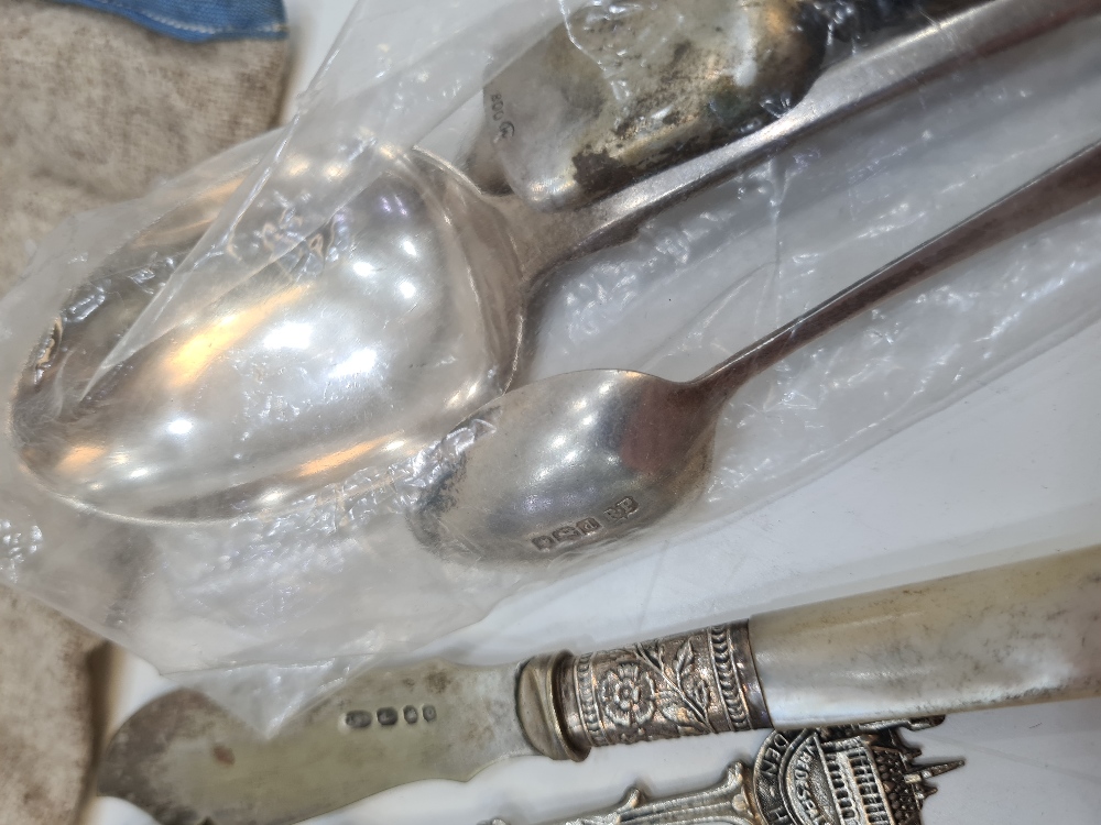 A William Bateman II Georgian silver dessert spoon, London 1835. Also with a pair of silver teaspoon - Image 3 of 6