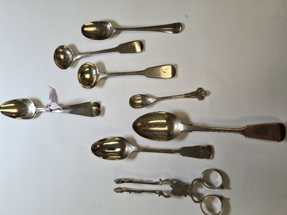 A small quality of older flatware - mainly teaspoons, to include a pair of teaspoons, and other Geor - Image 6 of 10