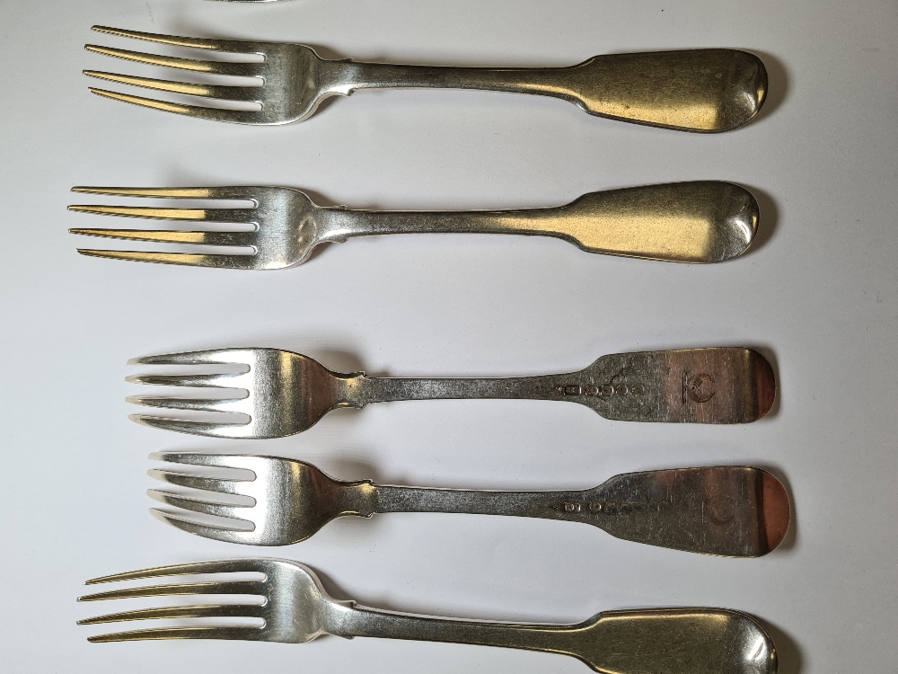 A heavy set of nine Georgian silver forks by Richard Poulden, London 1924. 21.32ozt approx. Conditio - Image 8 of 8