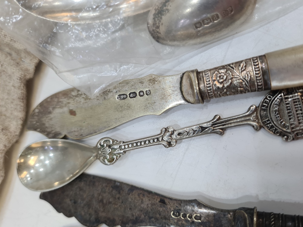 A William Bateman II Georgian silver dessert spoon, London 1835. Also with a pair of silver teaspoon - Image 5 of 6