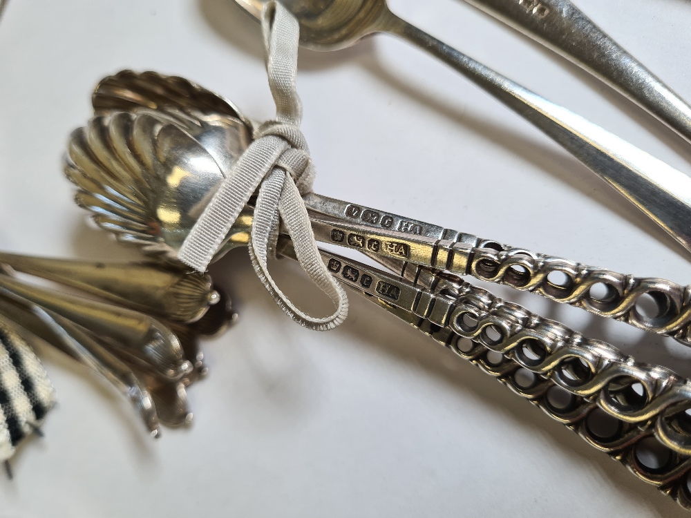 A mixed Lot of silver to include a set of six silver teaspoons, a set of five with pierced decorativ - Image 12 of 14