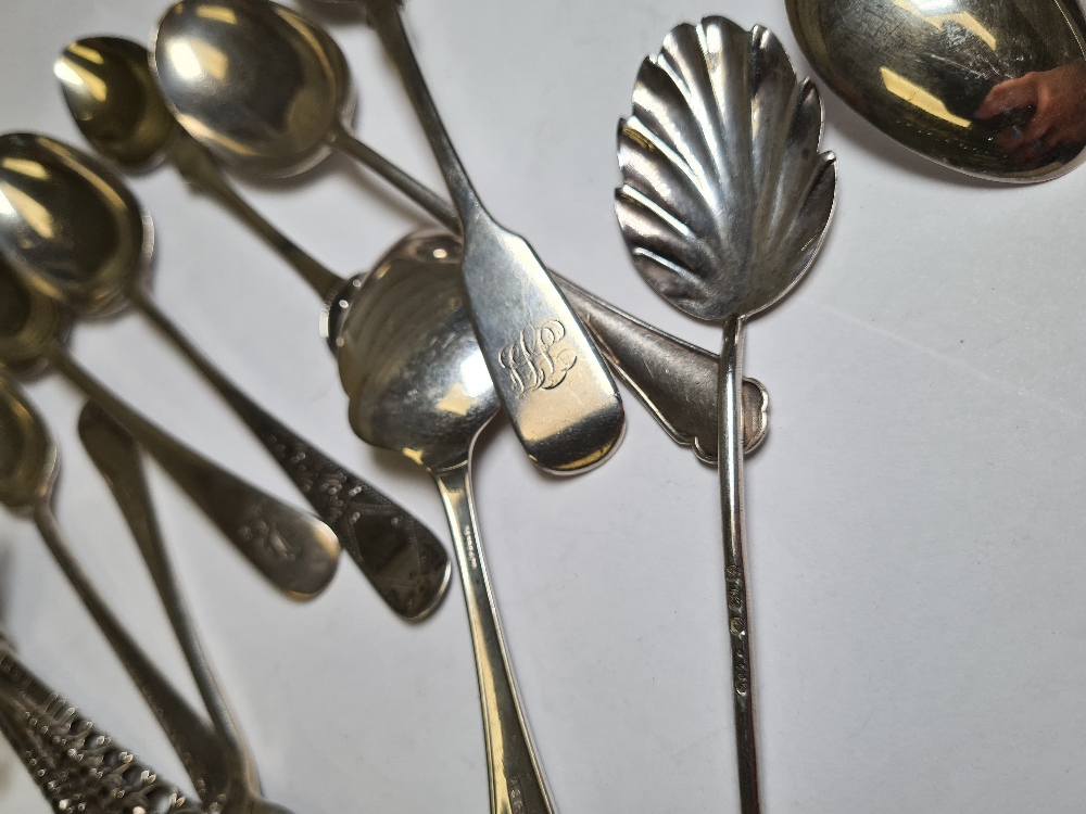 A mixed Lot of silver to include a set of six silver teaspoons, a set of five with pierced decorativ - Image 14 of 14