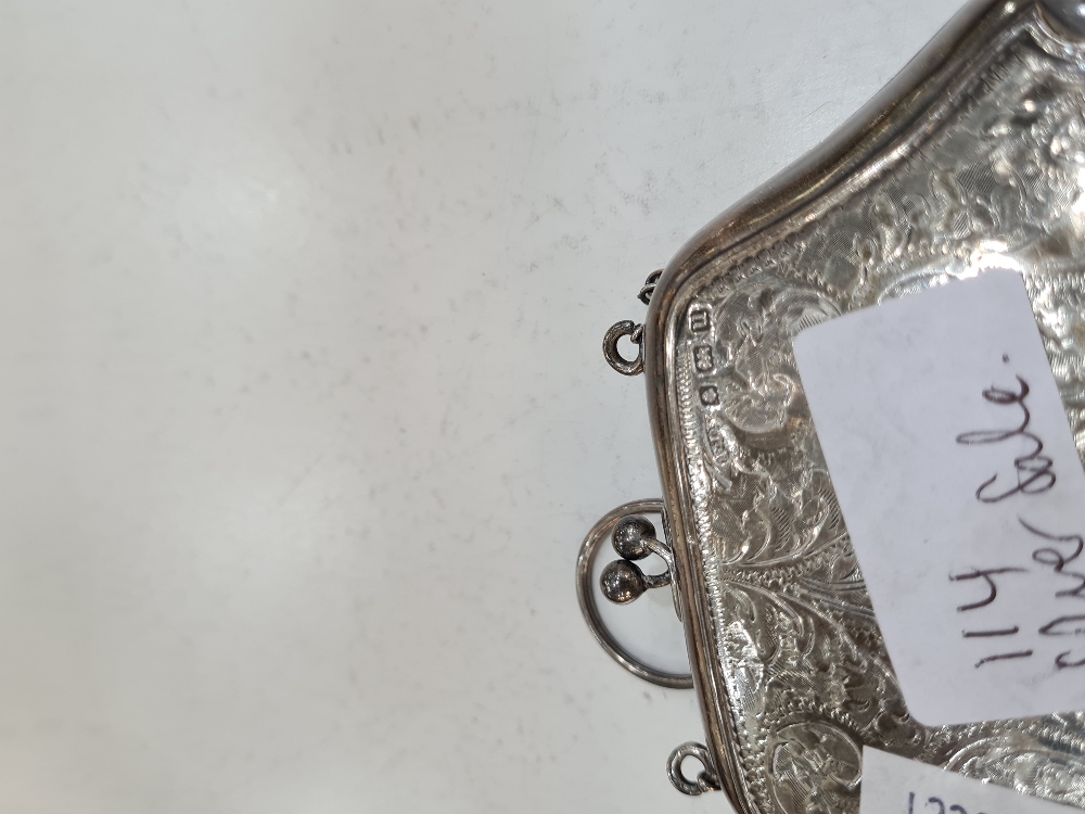 A silver purse by F D Long, Birmingham 1919. Having decorative engraved body, central vacant cartouc - Image 6 of 8