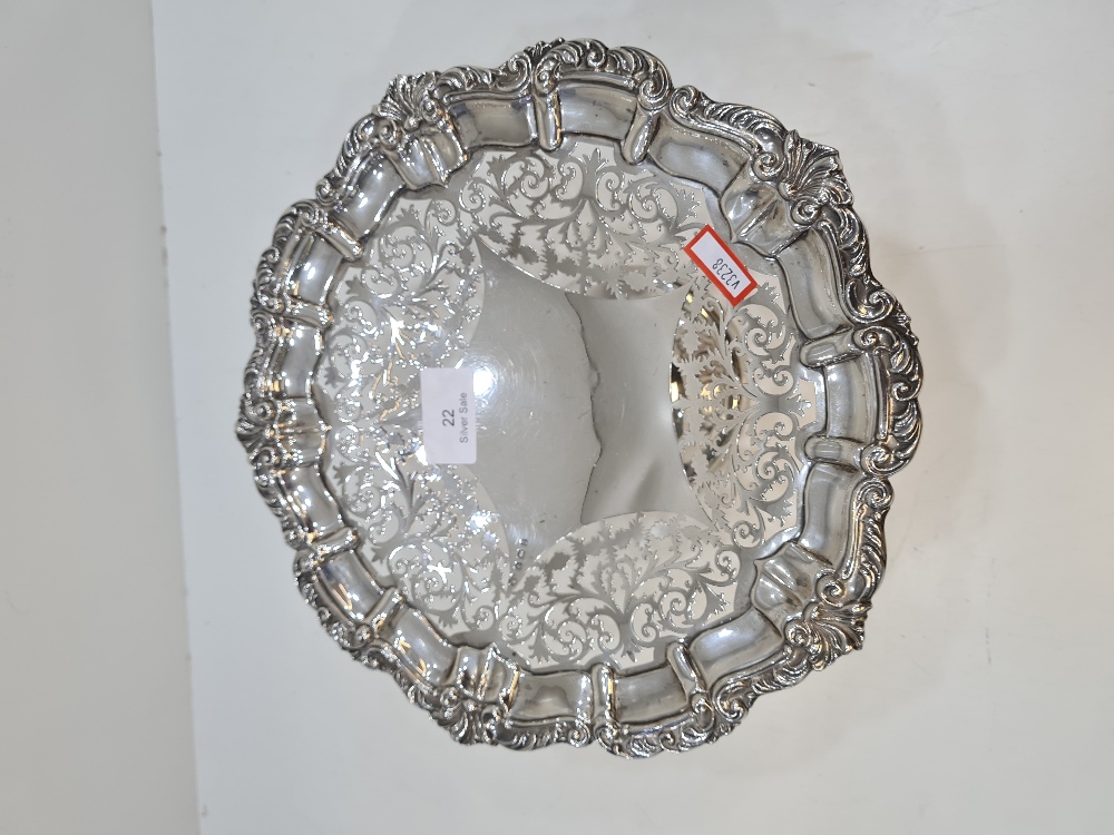 A superb silver Edwardian bon bon dish having intricate pierced design, embossed border and raised o - Image 10 of 10