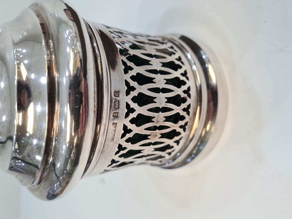 An Edwardian silver string pot having a pierced decorative body, and raised pedestal foot and lid. E - Image 3 of 3