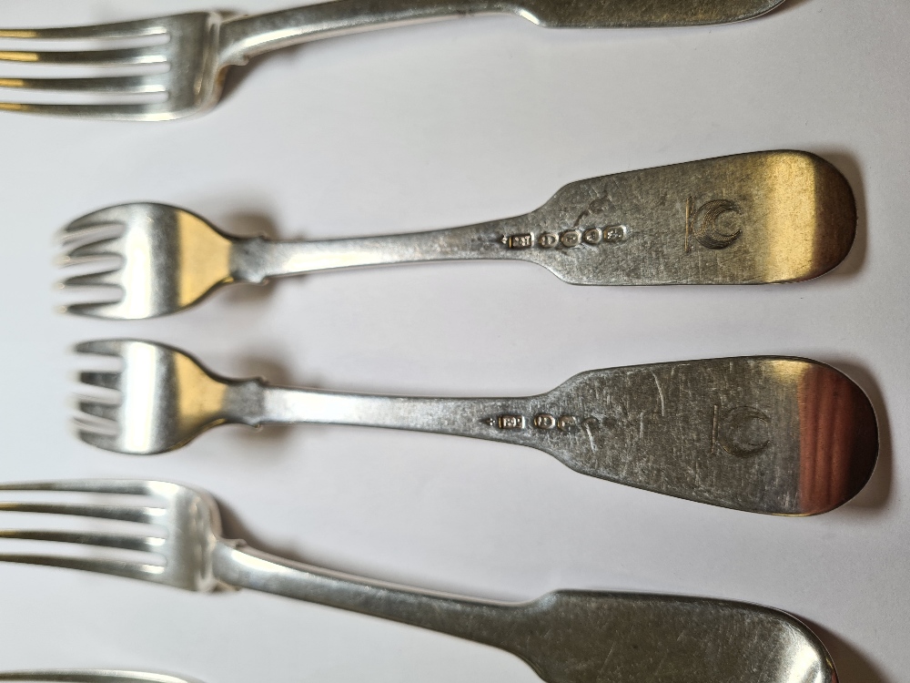 A heavy set of nine Georgian silver forks by Richard Poulden, London 1924. 21.32ozt approx. Conditio - Image 2 of 8