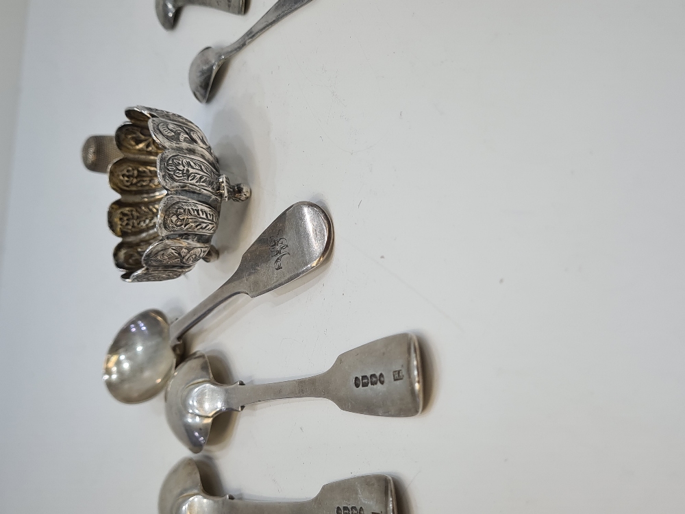 A mixed silver lot comprising four silver teaspoons by Francis Higgins II, London 1864. With two oth - Image 4 of 4