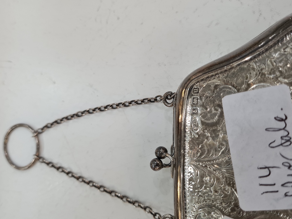 A silver purse by F D Long, Birmingham 1919. Having decorative engraved body, central vacant cartouc - Image 4 of 8