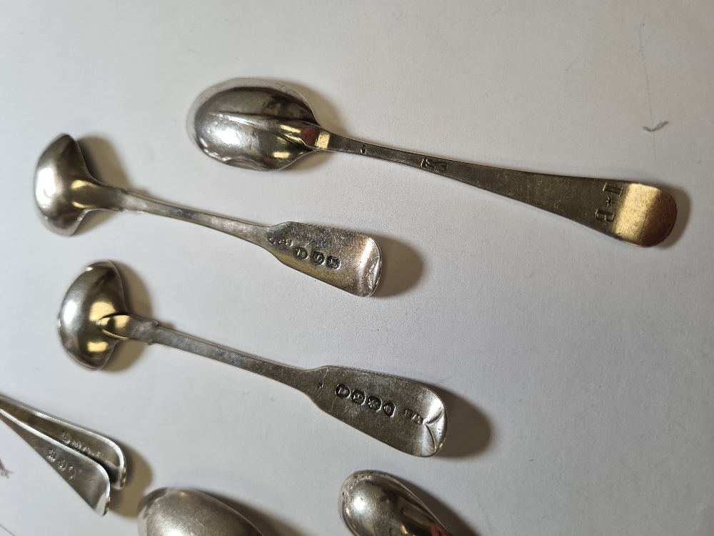 A small quality of older flatware - mainly teaspoons, to include a pair of teaspoons, and other Geor - Image 2 of 5