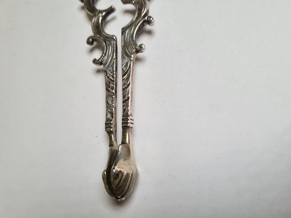 A pair of pretty Irish silver tongs having ornate details, shell ends and scroll handles. Only one m - Image 3 of 5