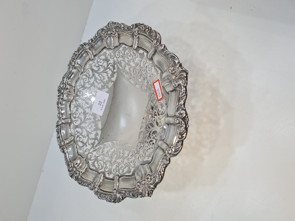 A superb silver Edwardian bon bon dish having intricate pierced design, embossed border and raised o - Image 2 of 10