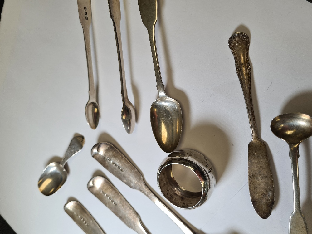 A large silver Georgian serving spoon, by Thomas Dicks, London 1825. With a similar example by Richa - Image 6 of 14