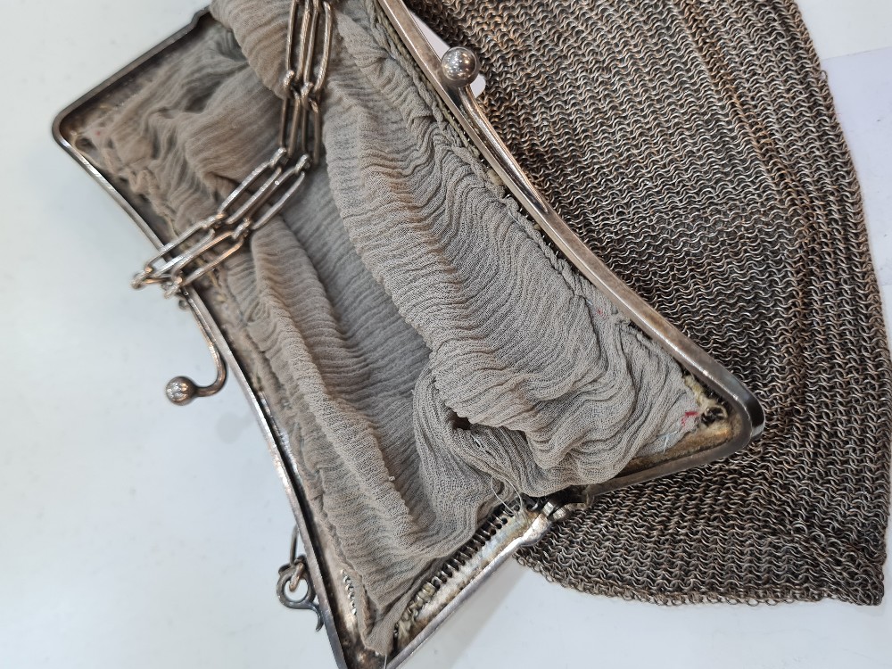 A silver purse by F D Long, Birmingham 1919. Having decorative engraved body, central vacant cartouc - Image 8 of 8