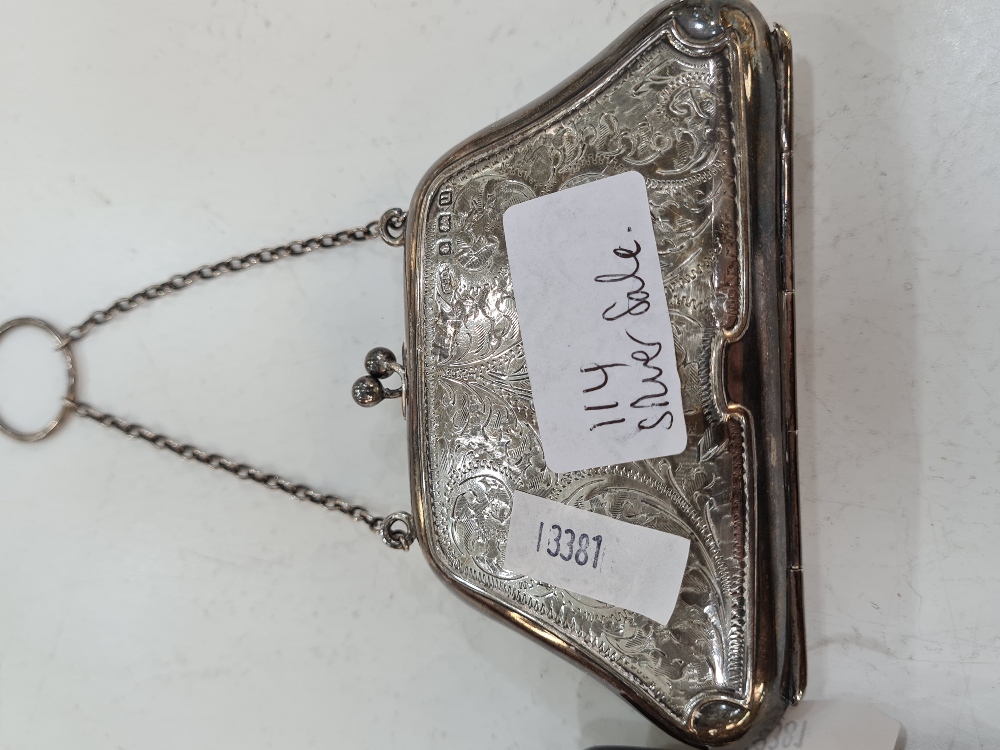 A silver purse by F D Long, Birmingham 1919. Having decorative engraved body, central vacant cartouc - Image 3 of 8