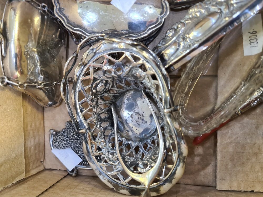 A pair of Edwardian silver wishbone tongs by E S Barnsley and Co., Birmingham1909. With a pierced de - Image 3 of 6