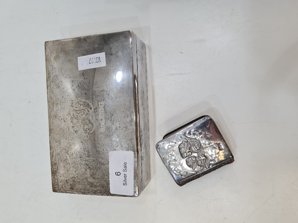 A silver Edwardian cigarette box of rectangular form having initialled and dated lid. Hallmarked Wri - Image 5 of 8