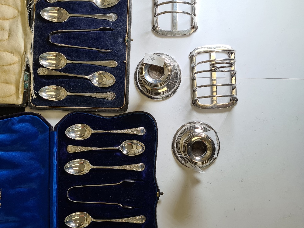 A cased set of decorative silver spoons and tongs, two silver toast racks by Hukin and Heath, a pair - Image 6 of 10