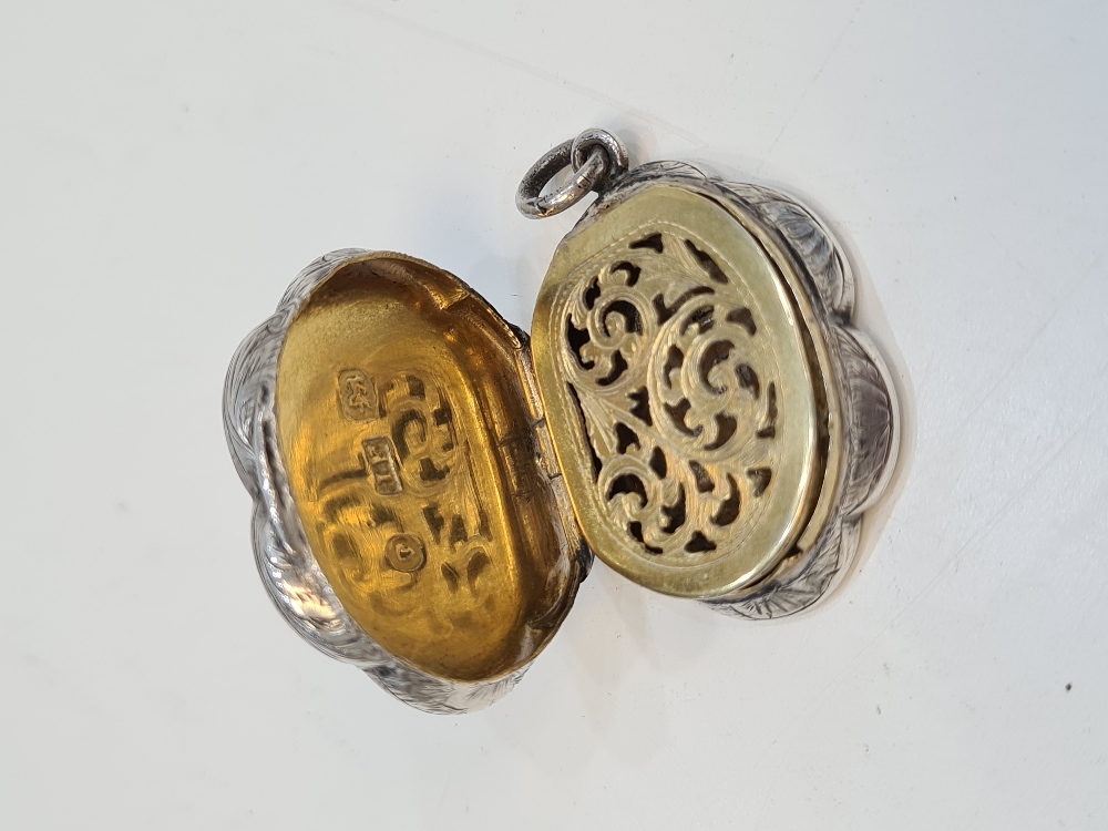 A very pretty silver vinaigrette of flower form, having green stone lid and heavily decorated base o - Image 4 of 5