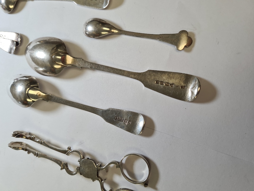 A small quality of older flatware - mainly teaspoons, to include a pair of teaspoons, and other Geor - Image 9 of 10