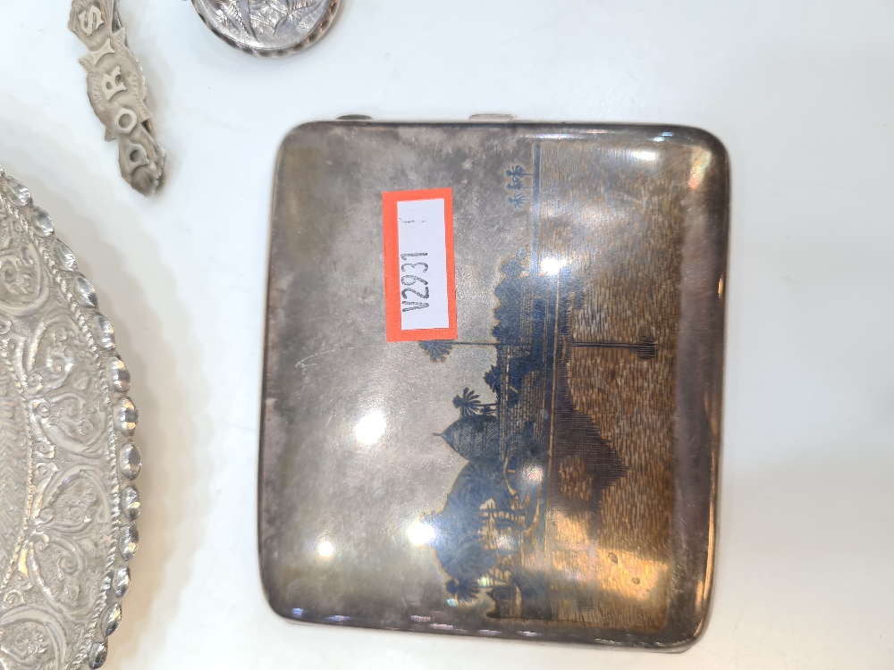 Two white metal Niello cigarette cases having decorative scenes, one having gold colour interior. Ni - Image 11 of 16