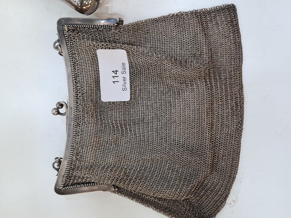 A silver purse by F D Long, Birmingham 1919. Having decorative engraved body, central vacant cartouc - Image 2 of 8