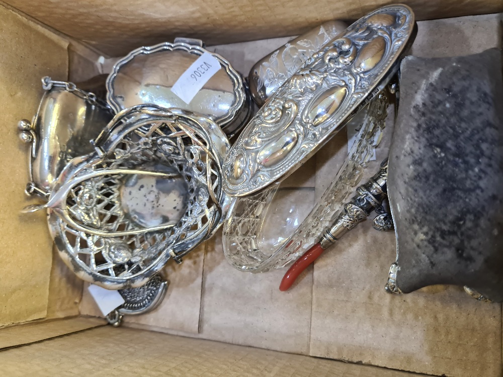 A pair of Edwardian silver wishbone tongs by E S Barnsley and Co., Birmingham1909. With a pierced de - Image 2 of 6