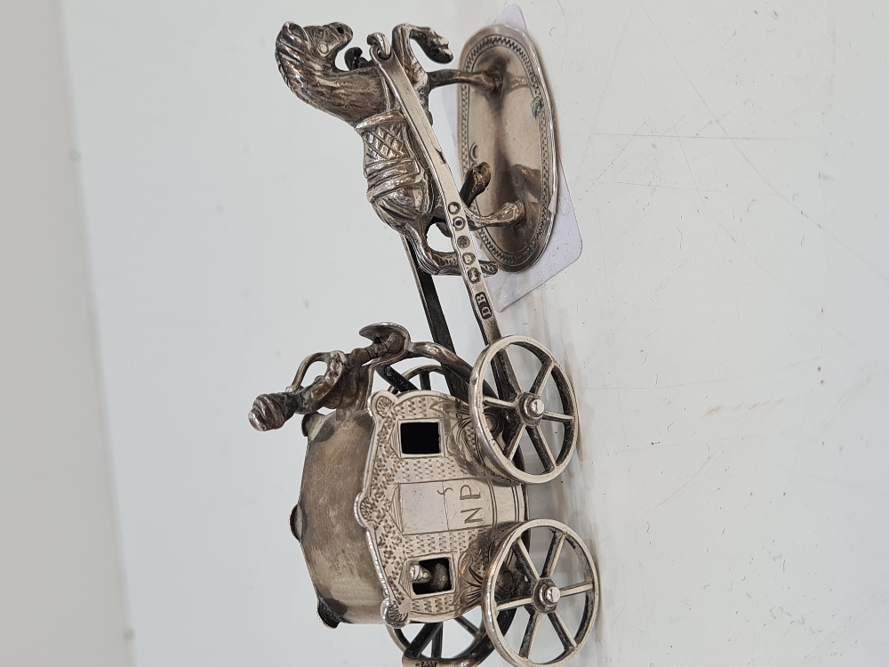 A novelty silver Victorian horse and cart having sweet design of figures inside the carriage. Detail - Image 3 of 6