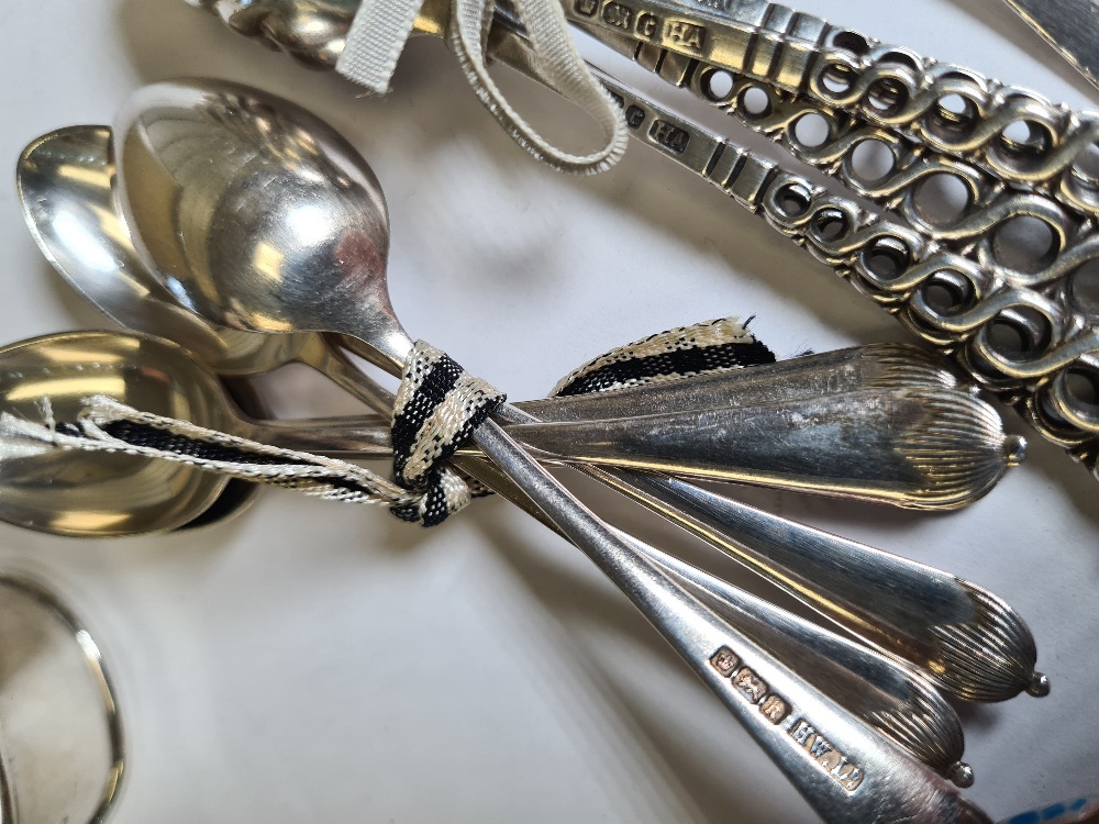 A mixed Lot of silver to include a set of six silver teaspoons, a set of five with pierced decorativ - Image 13 of 14