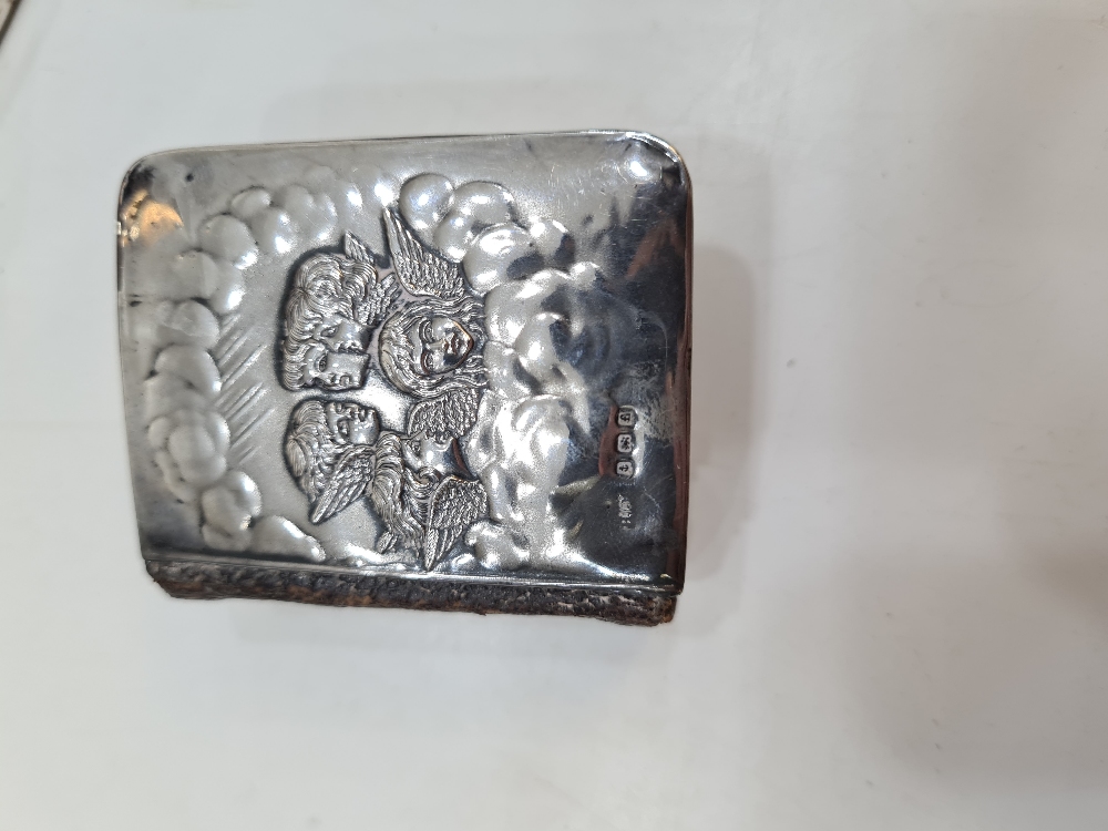 A silver Edwardian cigarette box of rectangular form having initialled and dated lid. Hallmarked Wri - Image 3 of 8