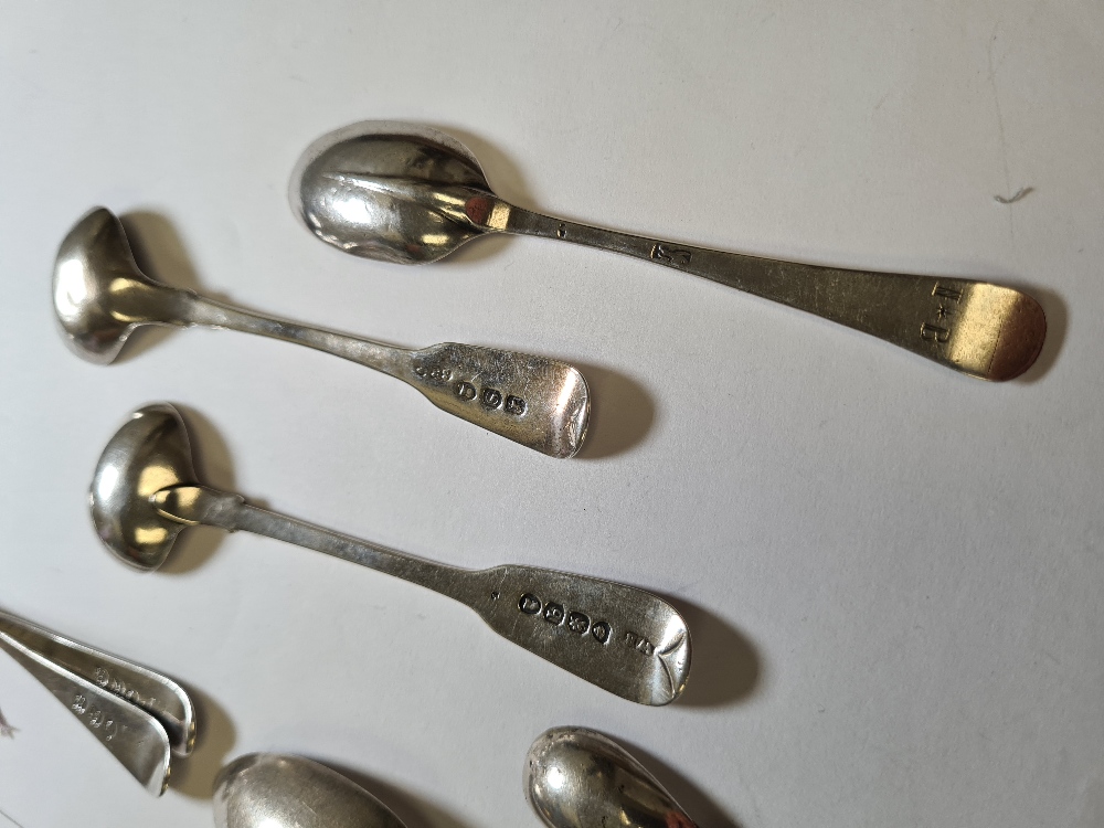 A small quality of older flatware - mainly teaspoons, to include a pair of teaspoons, and other Geor - Image 7 of 10