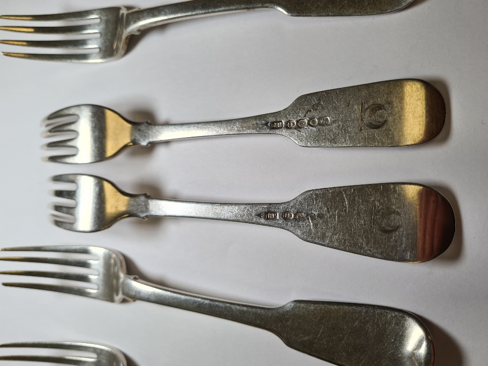 A heavy set of nine Georgian silver forks by Richard Poulden, London 1924. 21.32ozt approx. Conditio - Image 7 of 8