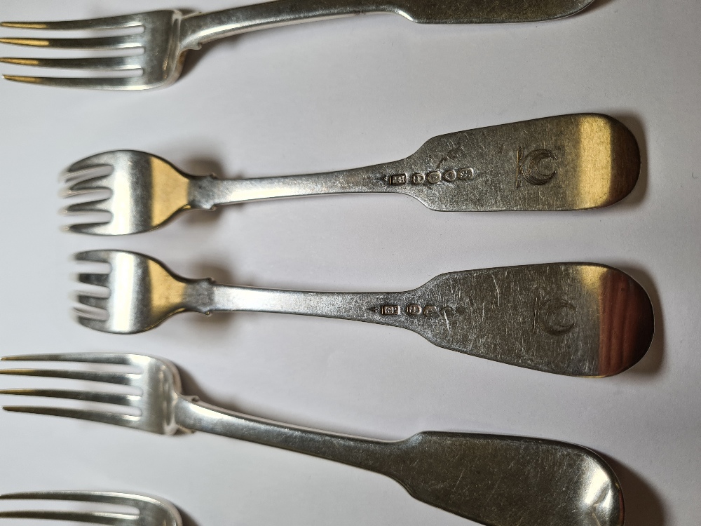A heavy set of nine Georgian silver forks by Richard Poulden, London 1924. 21.32ozt approx. Conditio - Image 3 of 8