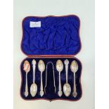 A cased set of Victorian silver teaspoons and sugar tongs. The handles being ornate and decorative,