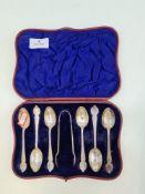 A cased set of Victorian silver teaspoons and sugar tongs. The handles being ornate and decorative,