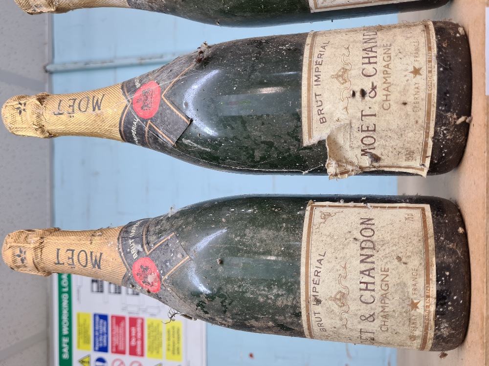 Moet and Chandon. Three bottles of vintage Champagne, all 75cl - Image 3 of 3