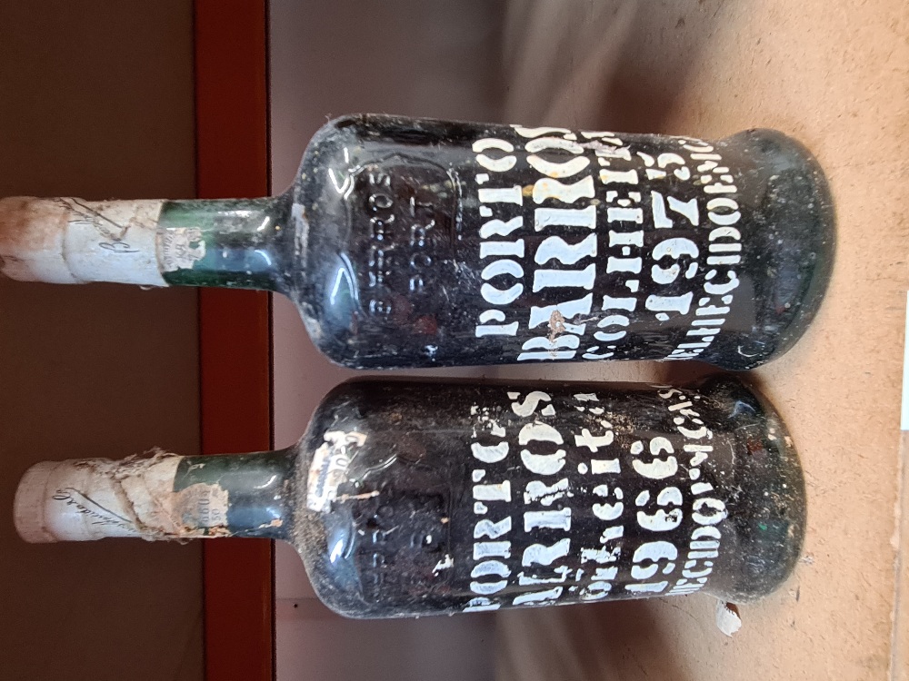 2 bottles of Porto, Barros Colheita, 1966 and 1975 (2).  Colheita Port is produced from a single vin