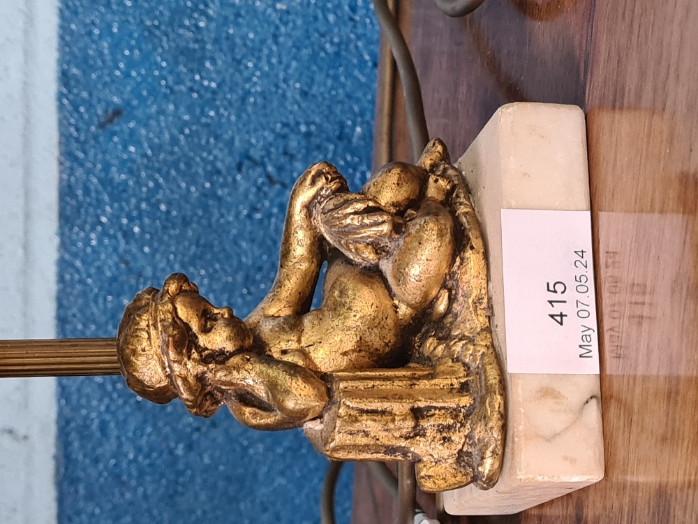 A pair of small gilt cherub table lamps on oblong marble bases - Image 6 of 6