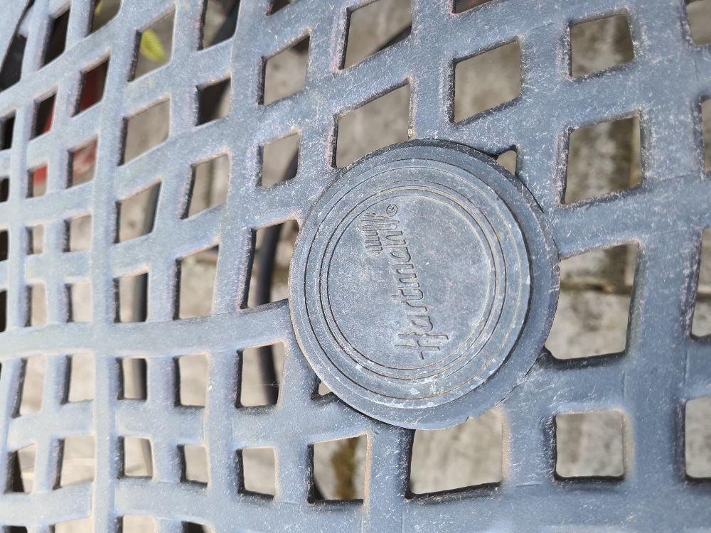 A Hartman metal work circular garden table with removable centre, 132cm - Image 2 of 3