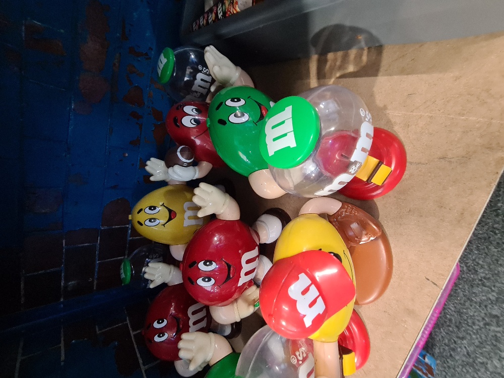 M & M's, a shelf of collectables to include tins, mugs, figures and similar - Image 4 of 5