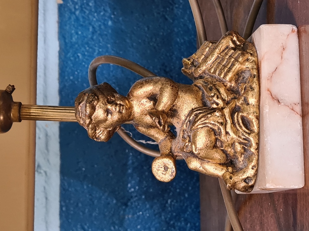 A pair of small gilt cherub table lamps on oblong marble bases - Image 5 of 6