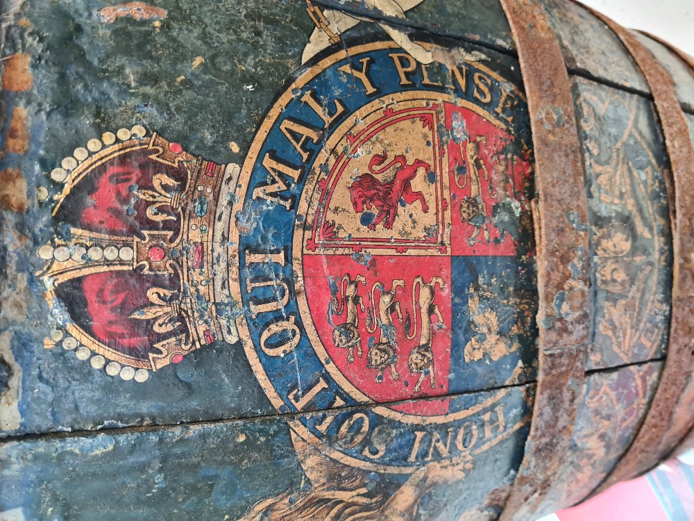 An antique Royal Navy Grog barrel, possibly 18th Century with wonderful coat of arms in original pai - Image 2 of 9