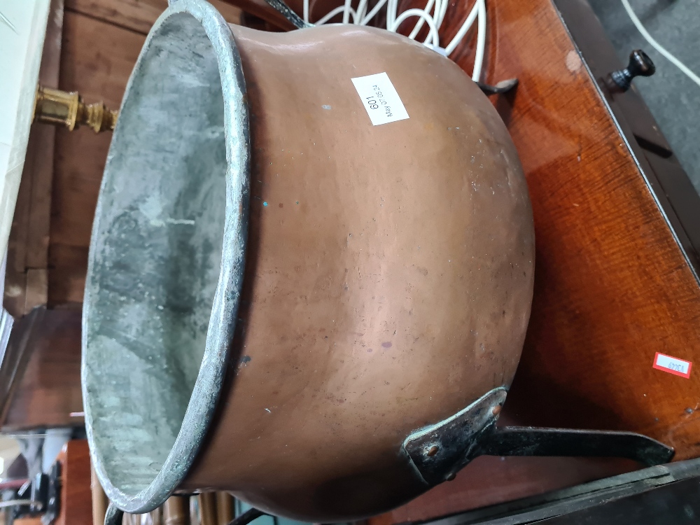 Mixed metalware including a brass lamp, and a small ceramic table lamp - Image 3 of 5