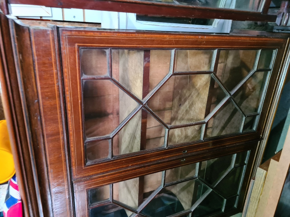 An Edwardian mahogany display cabinet having glazed doors and antique mahogany triple fold fire scre - Image 2 of 2
